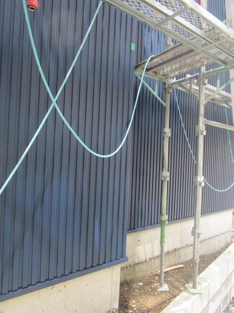 紺色のガルバニウム鋼板。いい色合いです。  建築家ブログ｜建築家 